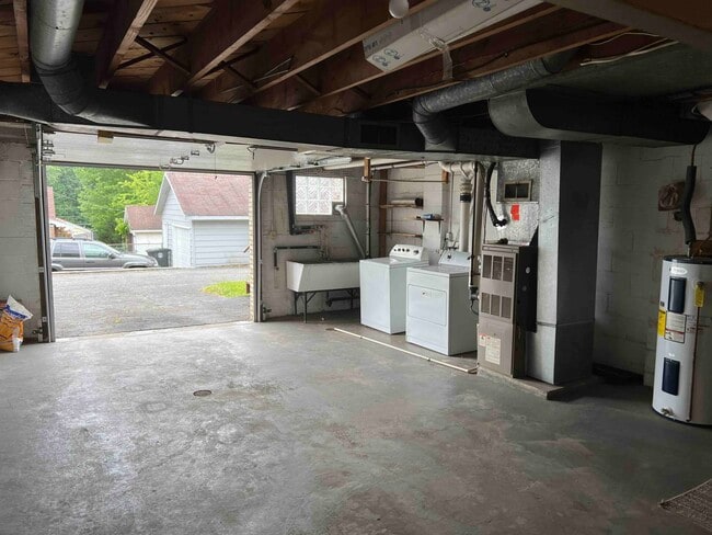 garage w/Washer/Dryer - 705 Broadway Blvd