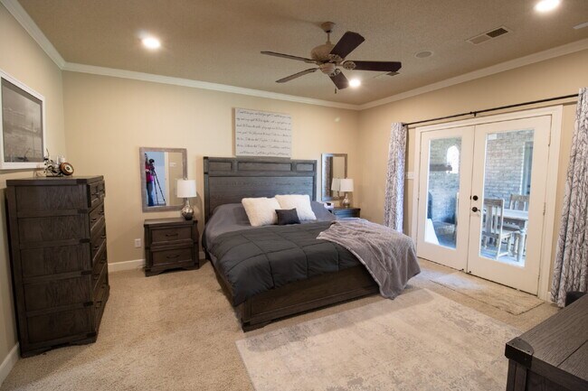 Building Photo - Luxury Living in Preston Manor