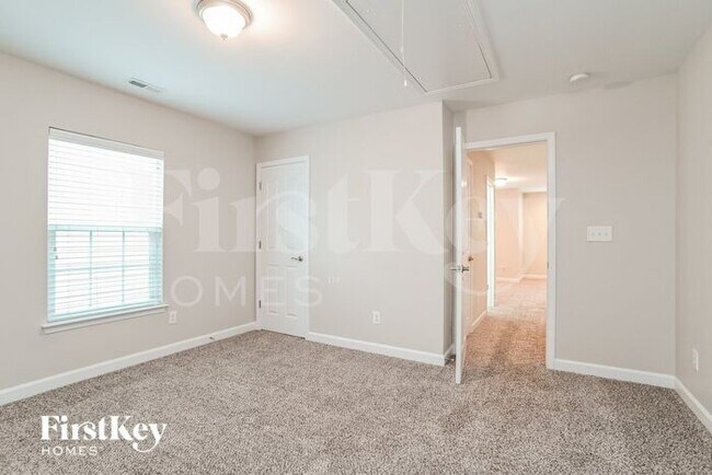Building Photo - 5001 Fountainbrook Dr