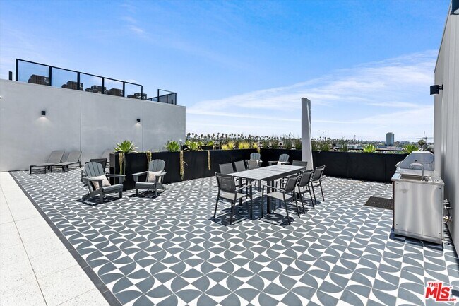 Building Photo - 904 S New Hampshire Ave