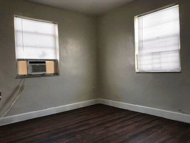 Building Photo - Ground Floor 2 Bedroom Just steps to Wynwood