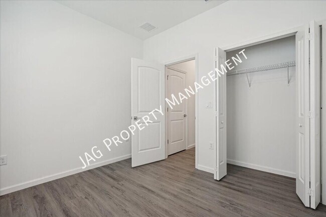 Building Photo - 516 Fredericksburg St