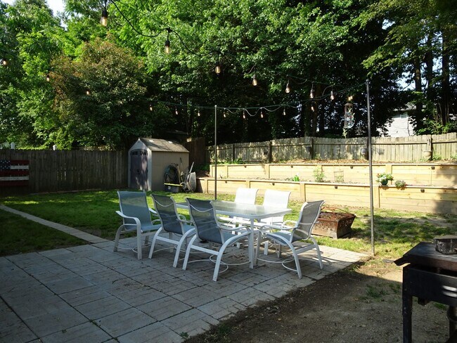 Building Photo - 3 Bedroom 2.5 Bath Single Family Home for Rent in Penniman East
