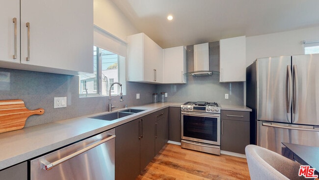 Building Photo - 547 N W Knoll Dr