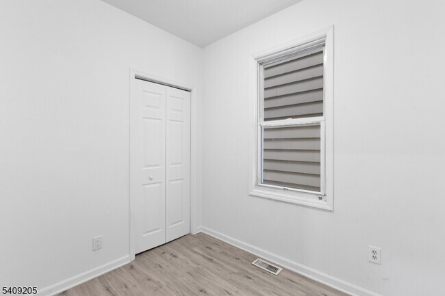 Building Photo - 223 Pine St