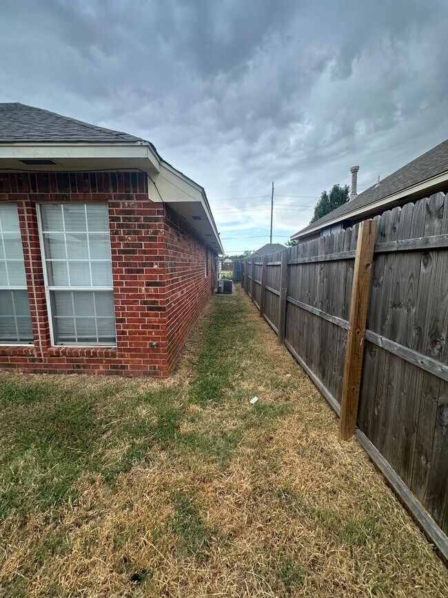 Building Photo - 2504 Thomas Dr
