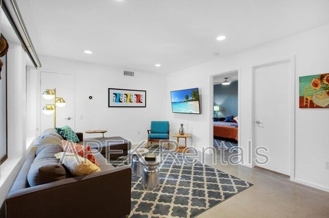 Building Photo - 353 N Hermosa Dr