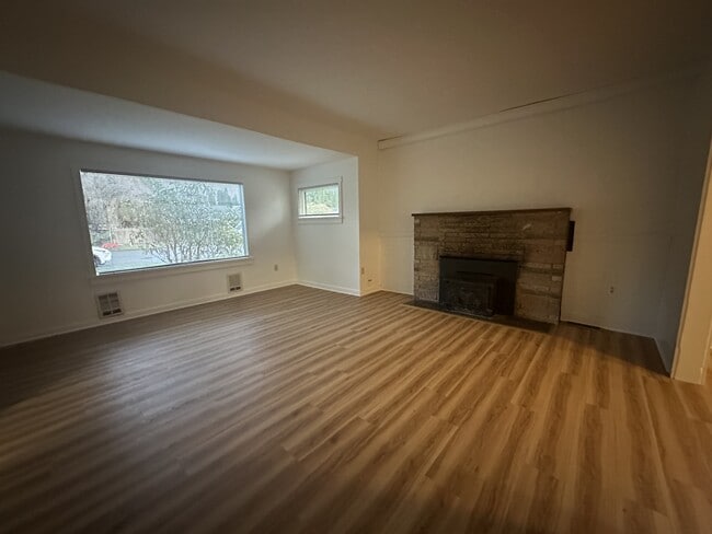 Building Photo - 7951 Maple Ave SE