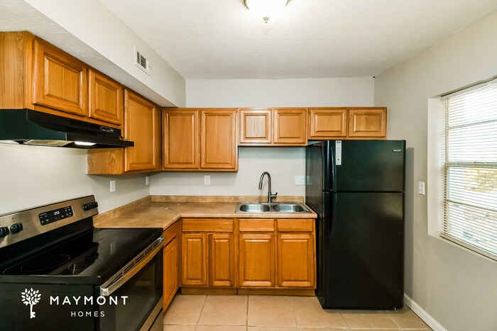 Building Photo - 10406 Pinehurst Dr