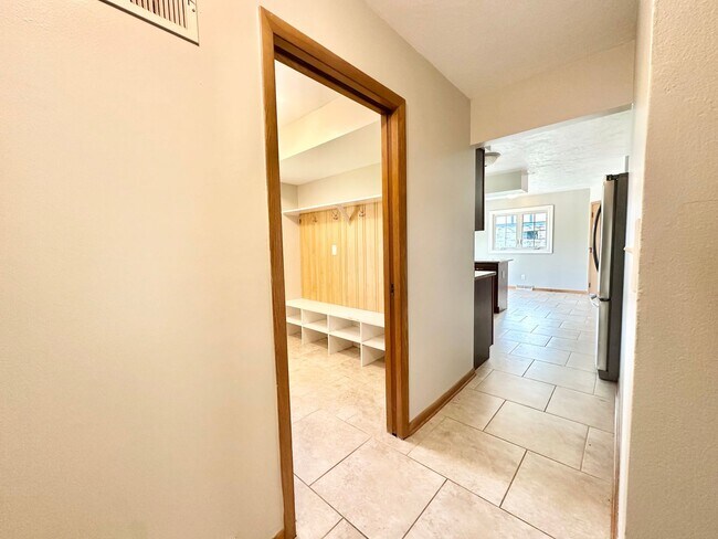 Building Photo - Desirable Mequon Home in Heart of Ville du...