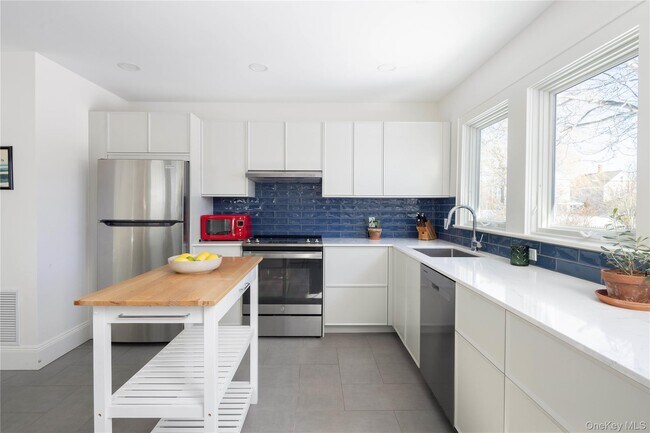 Building Photo - 446 6th St