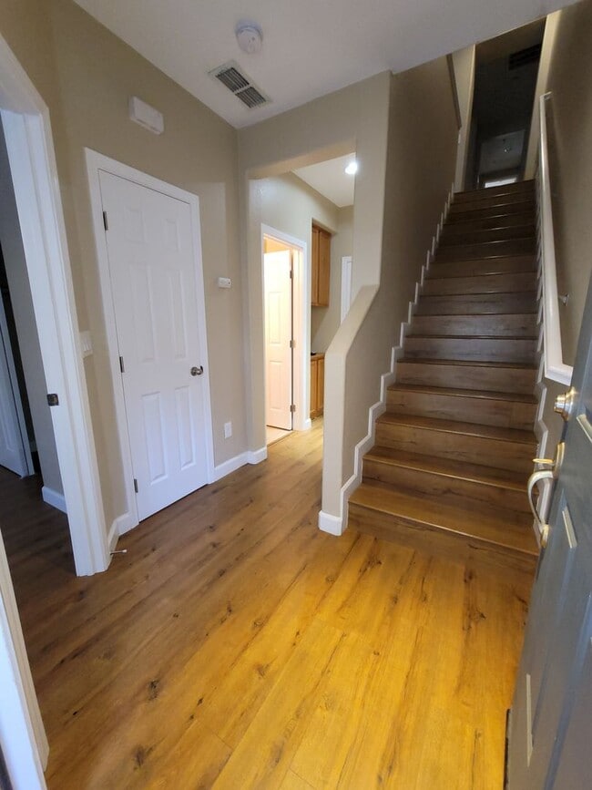 Building Photo - Elk Grove Condo