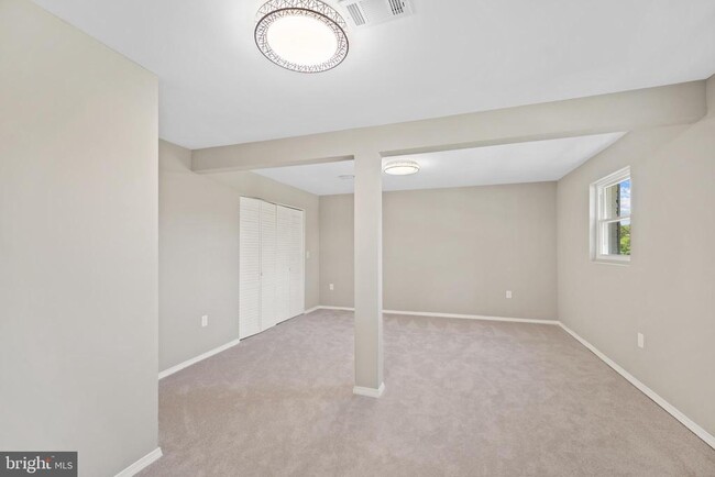 Building Photo - 8200 Clay Dr