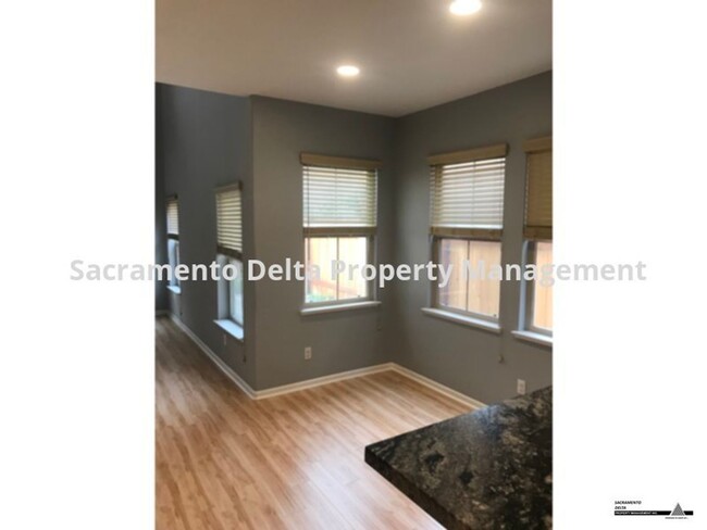 Building Photo - Gorgeous 4bed/3bathroom Home in West Sac