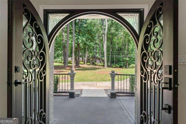 Building Photo - 2023 Stoneleigh Dr