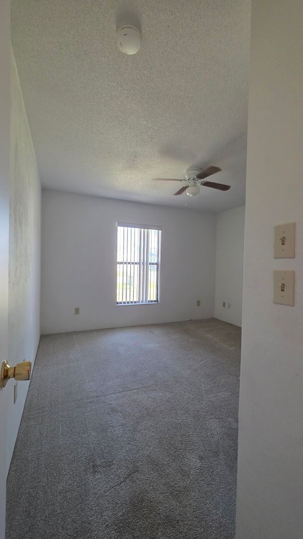 Building Photo - 3 Bedroom 2 Bath Home with a 2 car garage in Fairway Estates