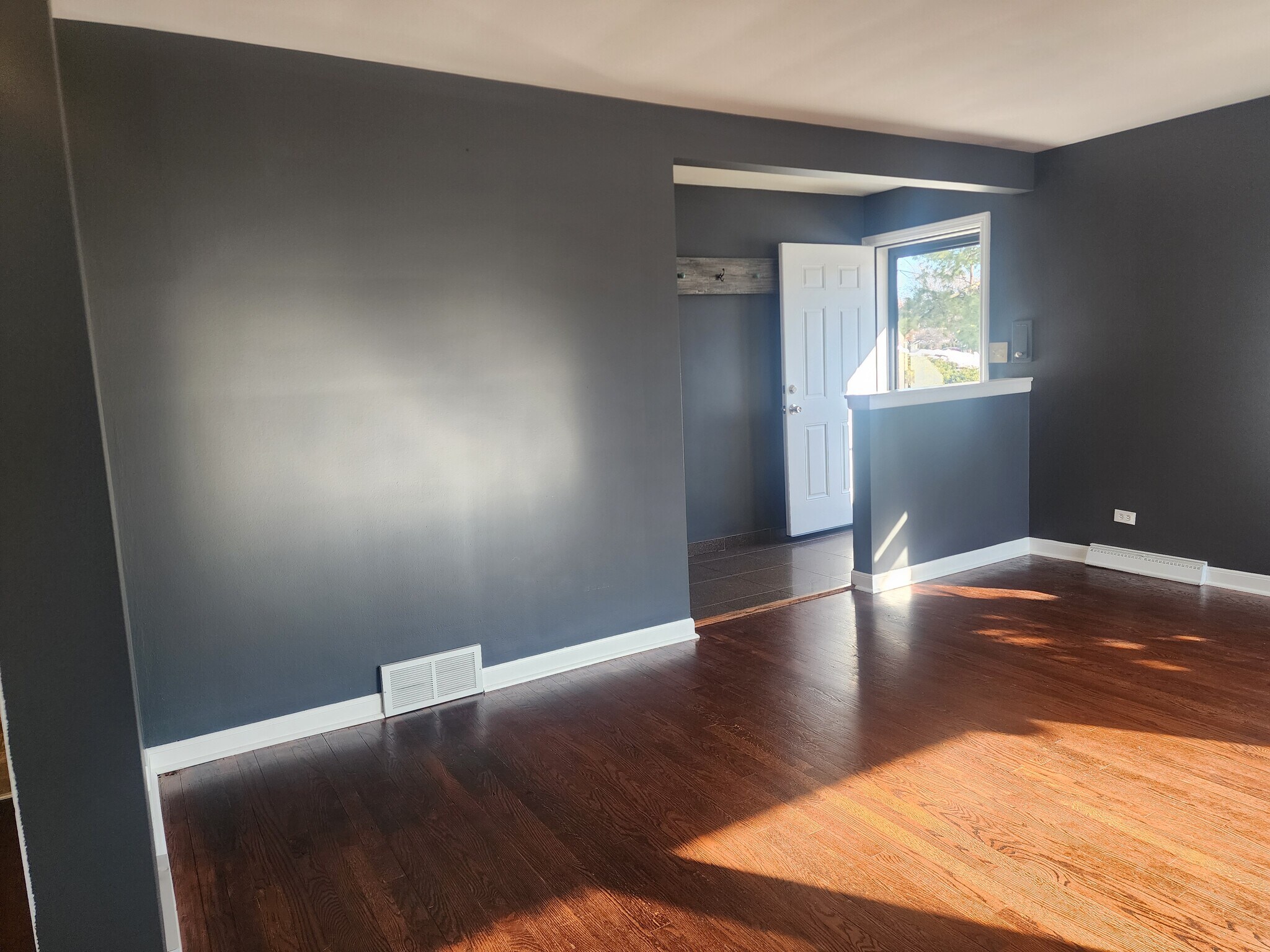 Building Photo - 2800 Manor Ln