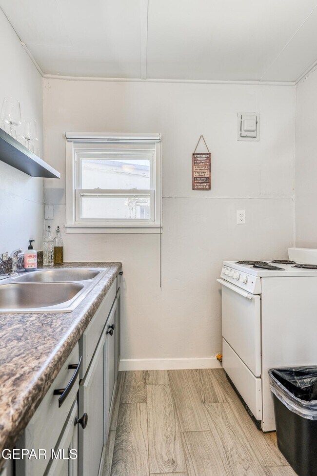 Building Photo - 2729 Pershing Dr