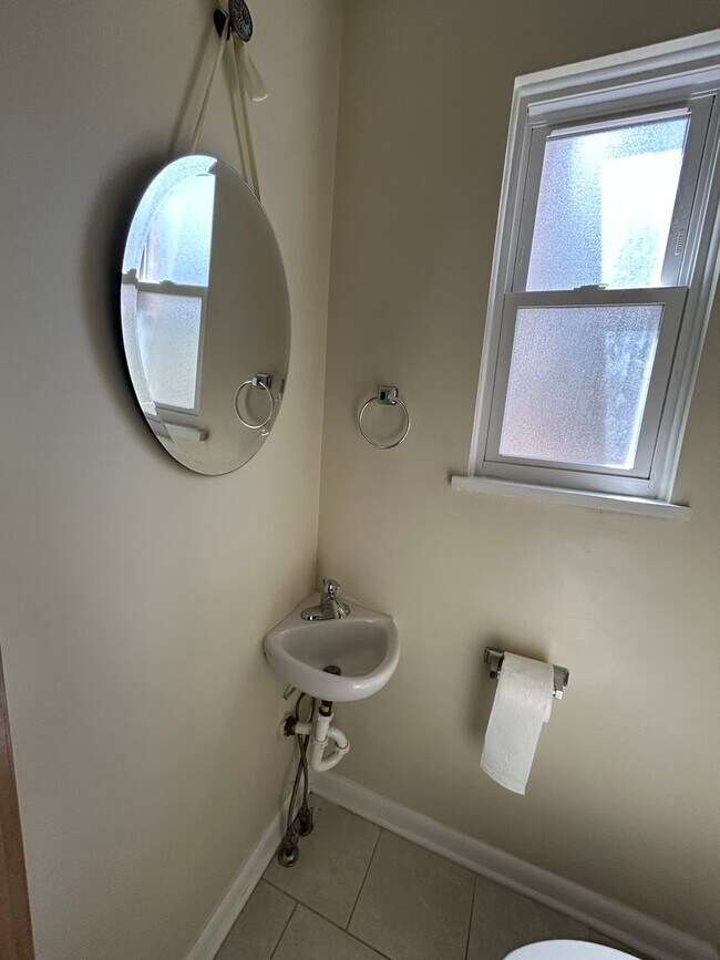 Building Photo - Brick Ranch for Rent in Highland  HTS close to the freeway