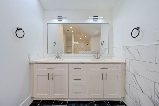 Building Photo - 19403 Lake Hollow Ln