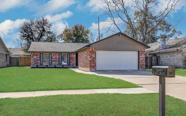 Building Photo - 13843 Rosetta Dr