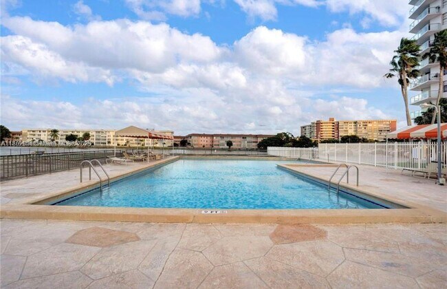 Building Photo - 1301 NE Miami Gardens Dr