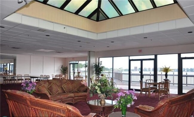 Building Photo - 115 Lake Emerald Dr