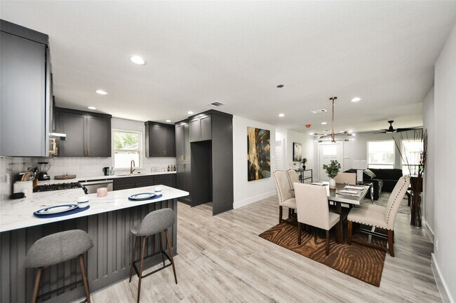 Building Photo - 3630 Alsace St