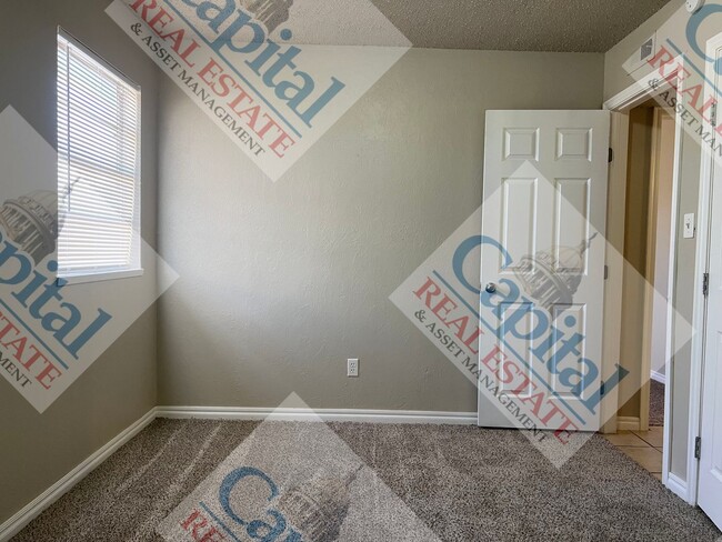 Building Photo - Charming 3 Bedroom