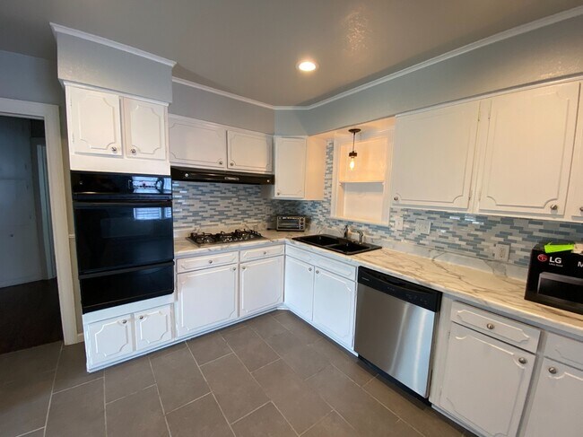 Building Photo - 4711 E 4th Pl