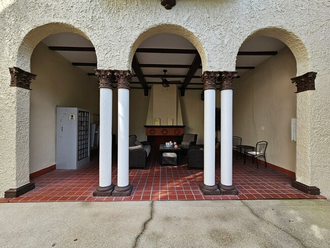 Building Photo - Beautiful Studio! Perfect Location!