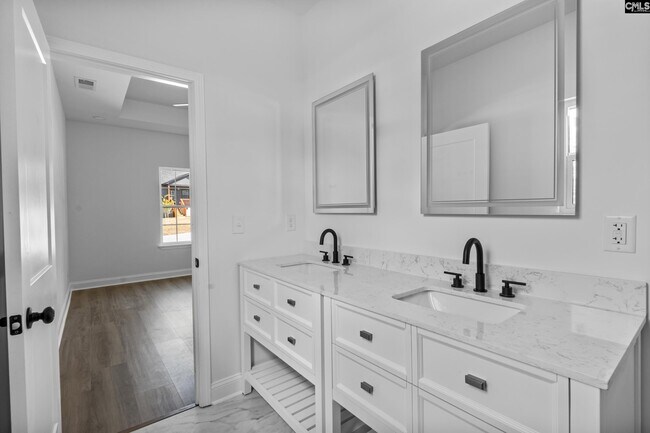Building Photo - 321 Lincolnshire Square