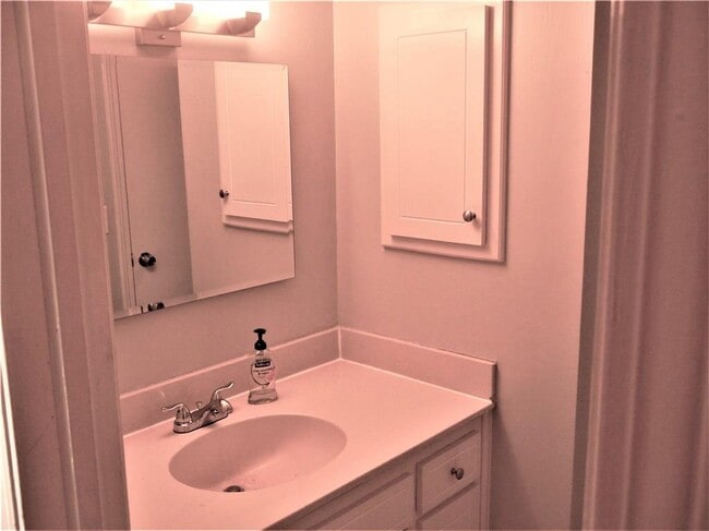 Building Photo - 6552 N Meridian Ave