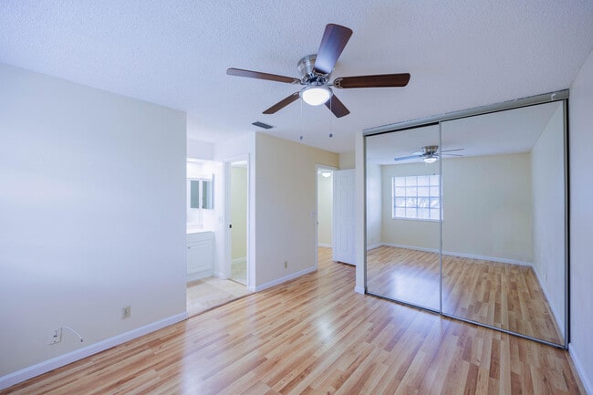 Building Photo - 4708 Oak Terrace Dr