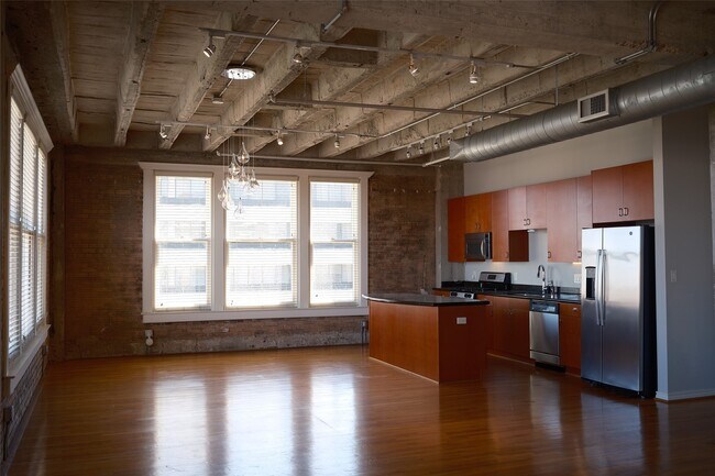 Building Photo - 201 Main St