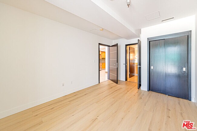 Building Photo - 702 Serrano Ave