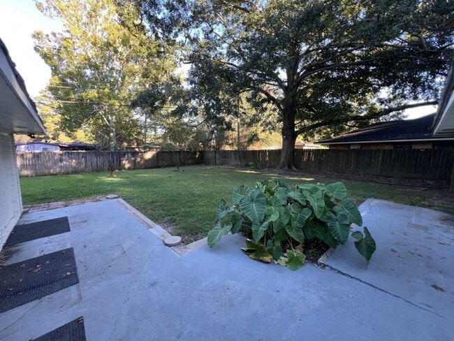 Building Photo - Newly updated!  3 bedroom, 1.5 bath home o...