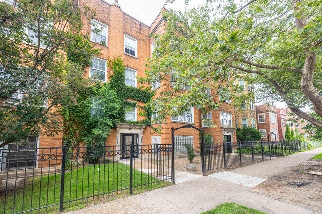 Building Photo - 6304 N Oakley Ave