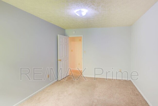 Building Photo - 71 Michaels Woods Dr