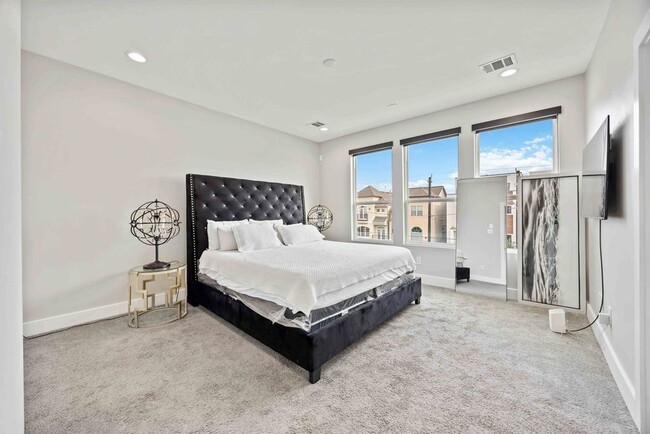 Building Photo - 705 Gregg St