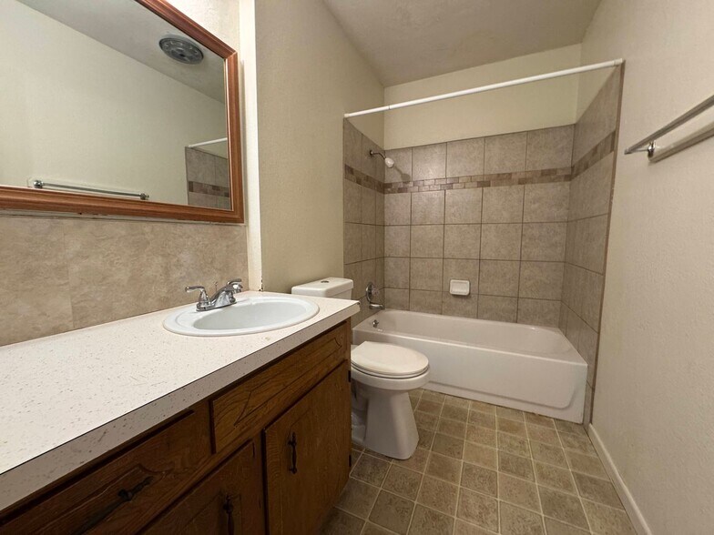 Building Photo - 228 Hold St