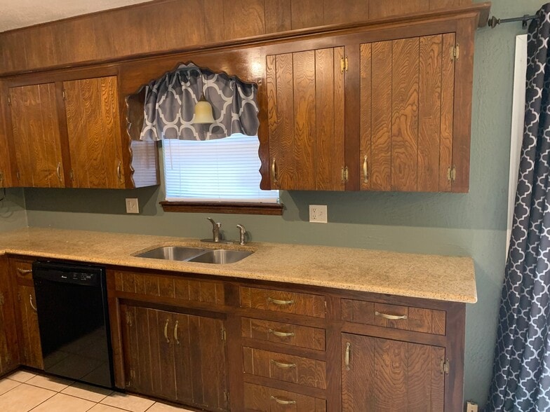 Building Photo - 641 Belle Air Ave