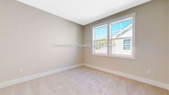 Building Photo - Single Family Home |2nd Floor Built-In Off...