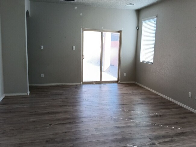 Building Photo - Spacious 4-bedroom, 2-bathroom home! Showi...