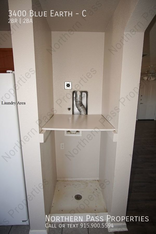 Building Photo - 2 BDR Eastside Apt- Laundry Hookups!