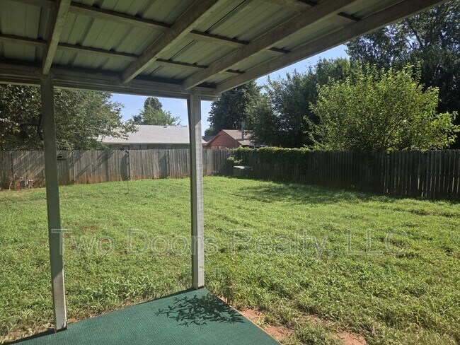 Building Photo - 663 W Perry Dr