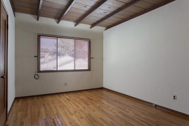 Building Photo - 6605-6605 Moeser Ln