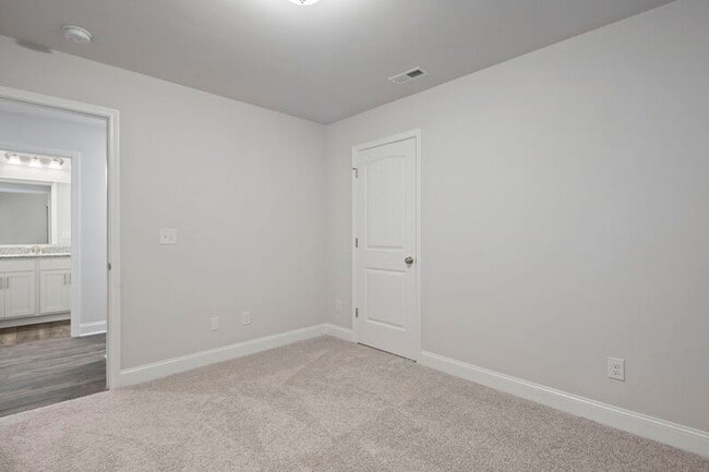Building Photo - 6112 Feather Wy SE