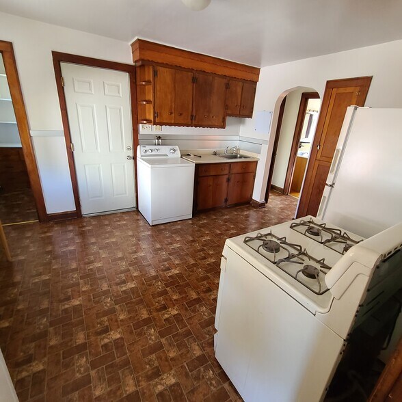 Kitchen - 49 Peace St