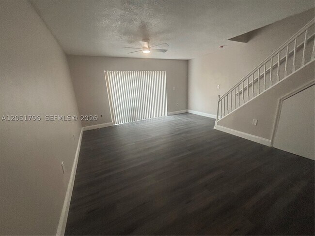 Building Photo - 323 Palm Cir E